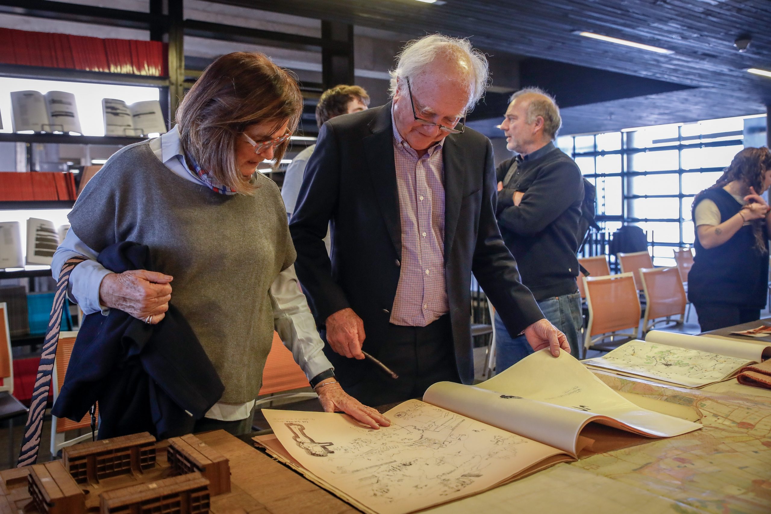 Arquitecto Ernesto Labbé dona su archivo a la UDP