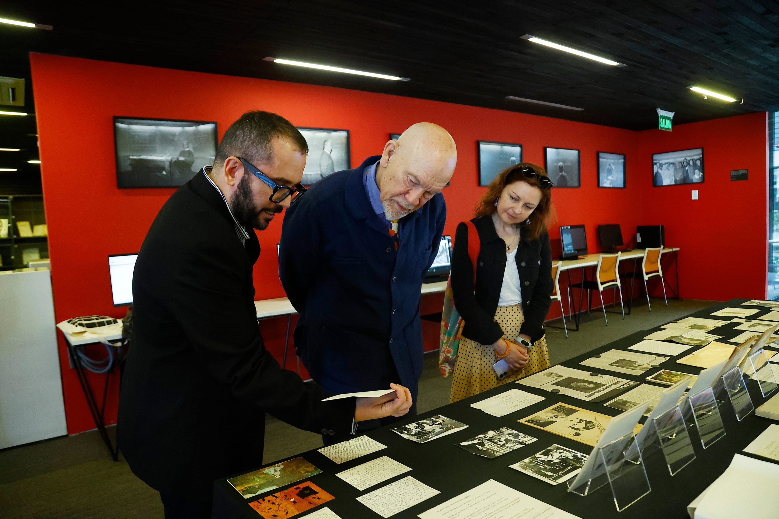John Malkovich visita Archivos UDP y recorre el subfondo Roberto Bolaño